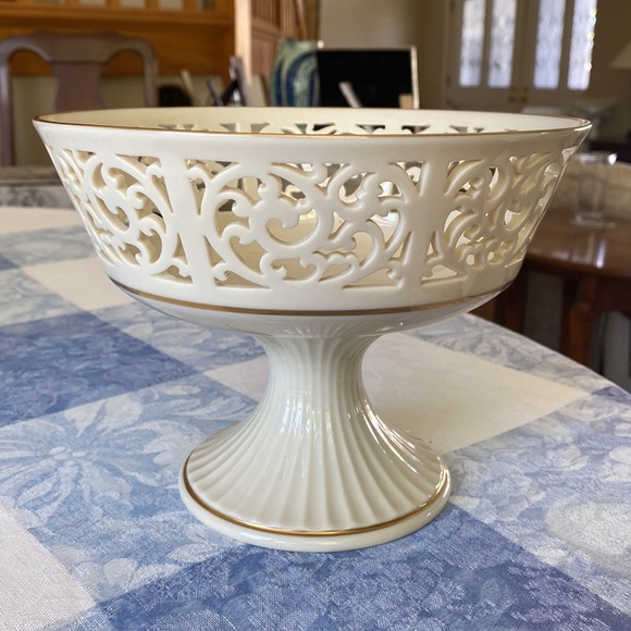 Exquisite Footed Centerpiece from Lenox Tracery Collection - Picture 3 of 6